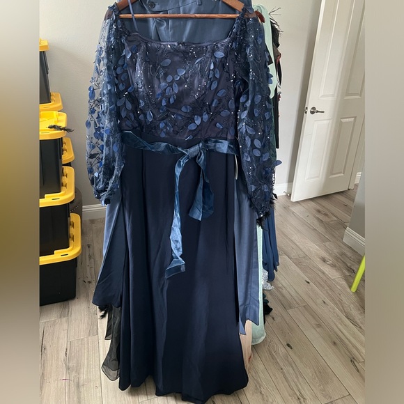 Eliza J  Floating Petals Long Sleeve Off The Shoulder Gown size 12/14 - Picture 5 of 9